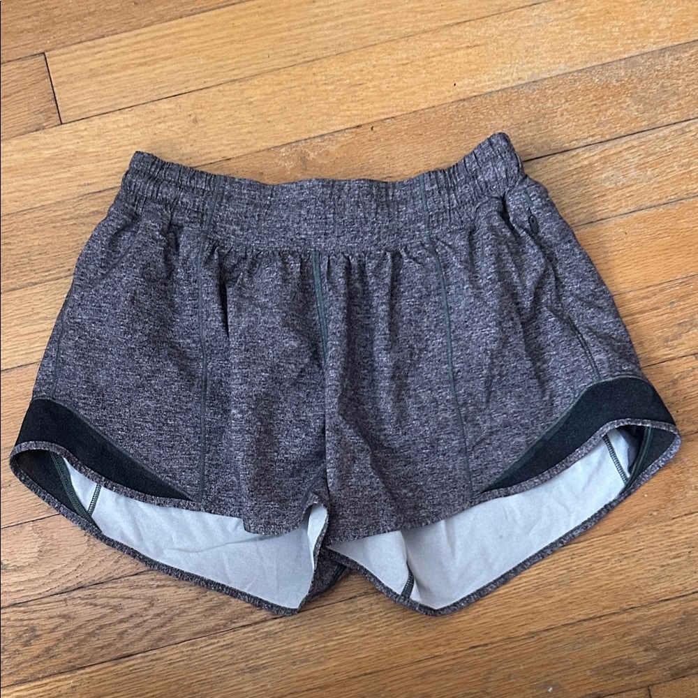 lululemon grey hotty hots 
size 6
low rise 2.5 inseam